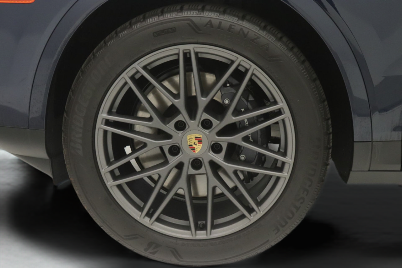 Used 2024 Porsche Cayenne Coupe AWD/4WD image 27