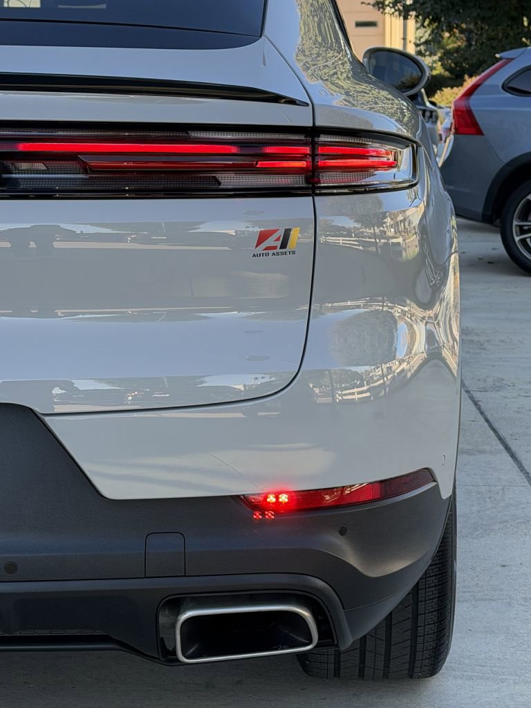 Used 2024 Porsche Cayenne Coupe image 14