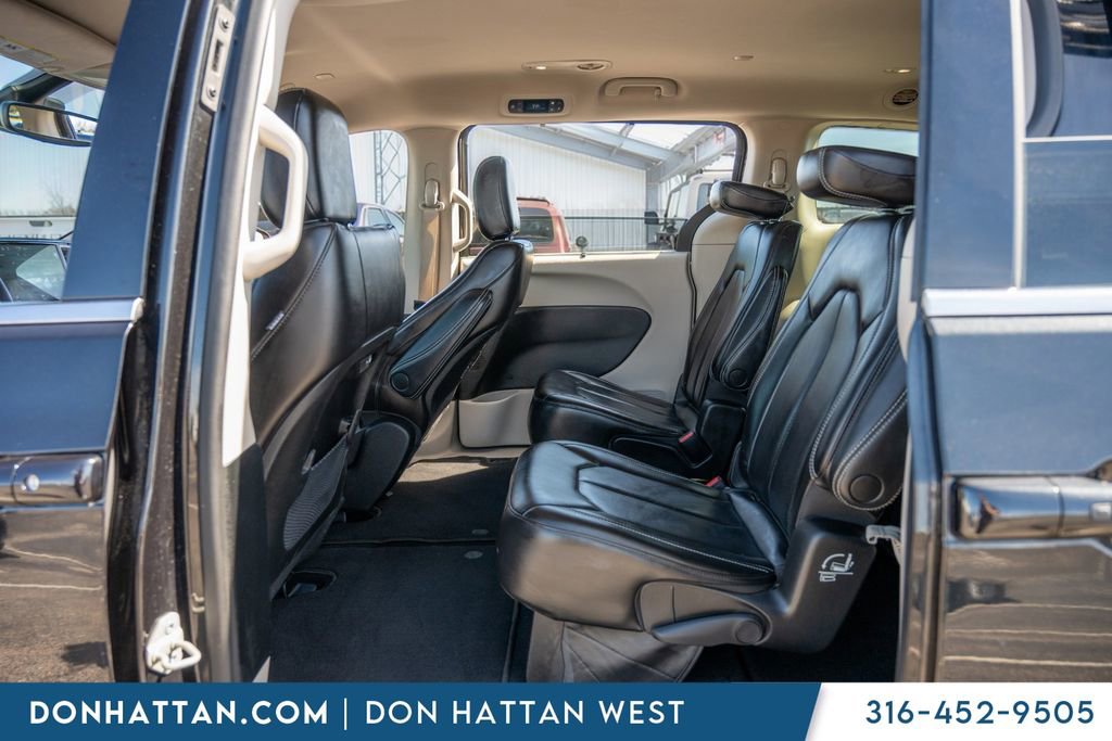 Used 2023 Chrysler Pacifica Touring-L image 21