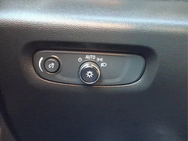 Used 2022 Chevrolet Traverse LS image 18