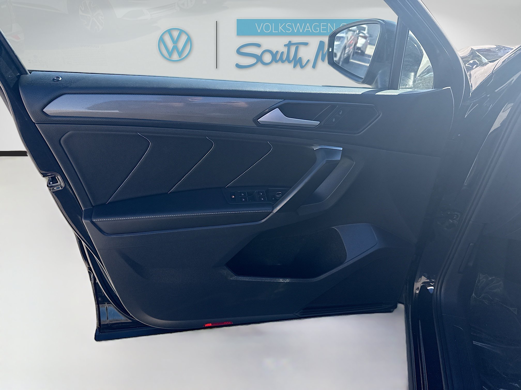 Used 2023 Volkswagen Tiguan SE w/ Panoramic Sunroof Package FWD image 19