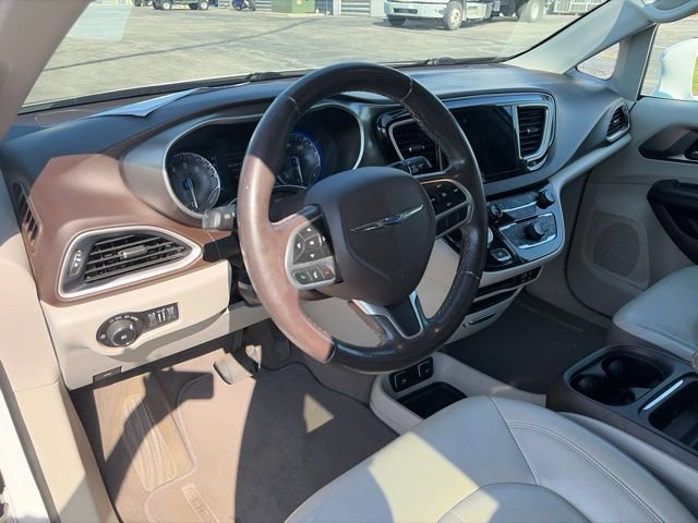 Used 2017 Chrysler Pacifica Touring-L w/ Tire & Wheel Group FWD image 12
