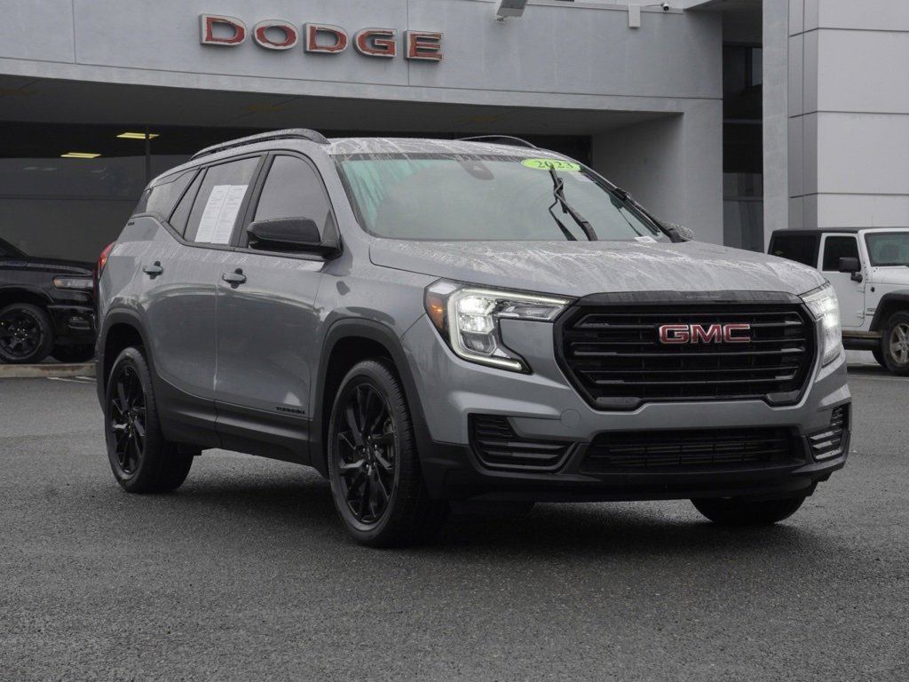 Used 2023 GMC Terrain SLE w/ Elevation Edition image 2