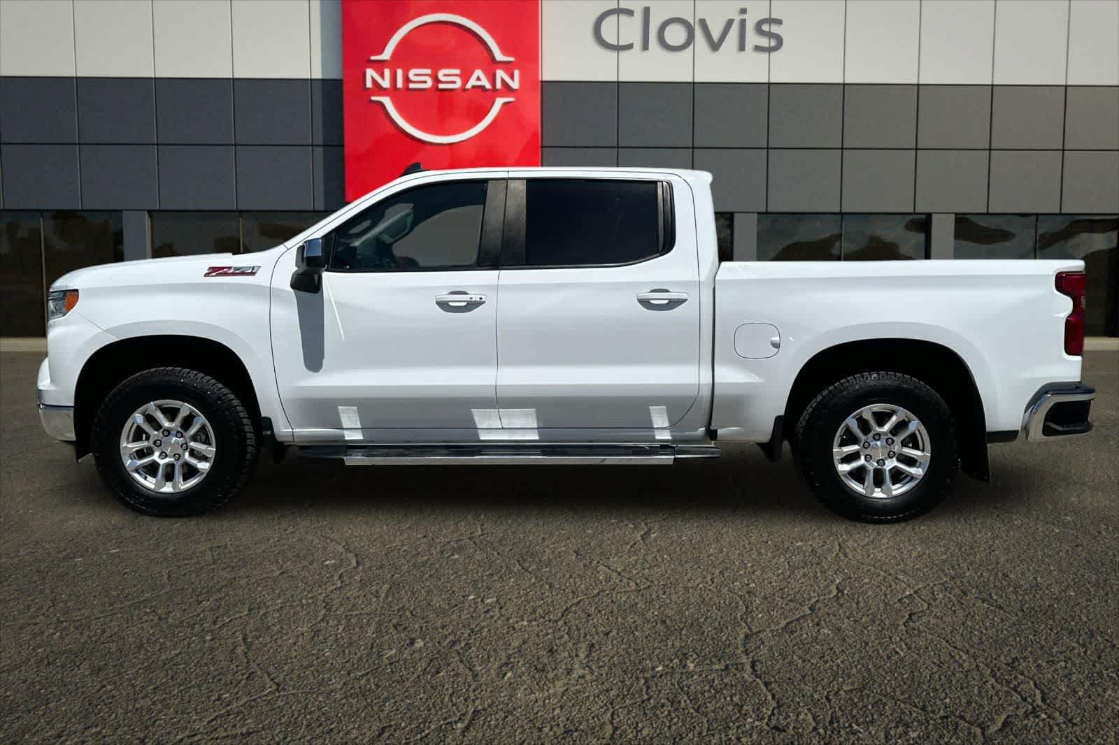 Used 2022 Chevrolet Silverado 1500 LT w/ Z71 Off-Road Package AWD/4WD image 6