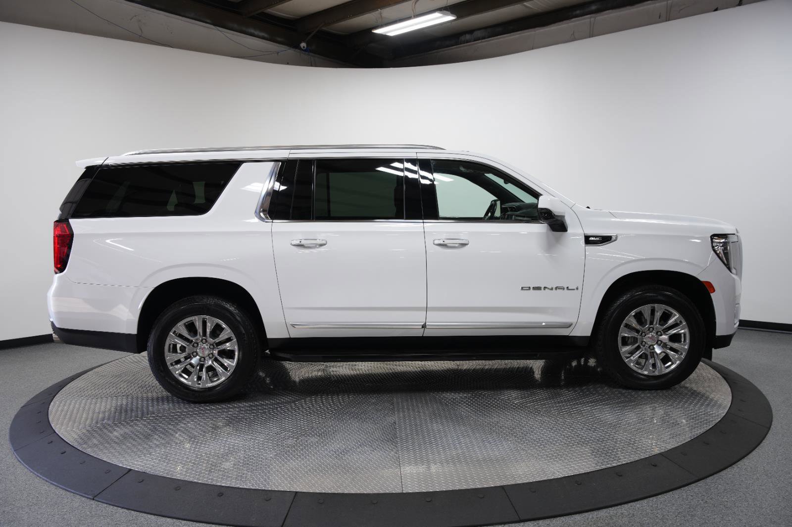Used 2024 GMC Yukon XL Denali AWD/4WD image 9