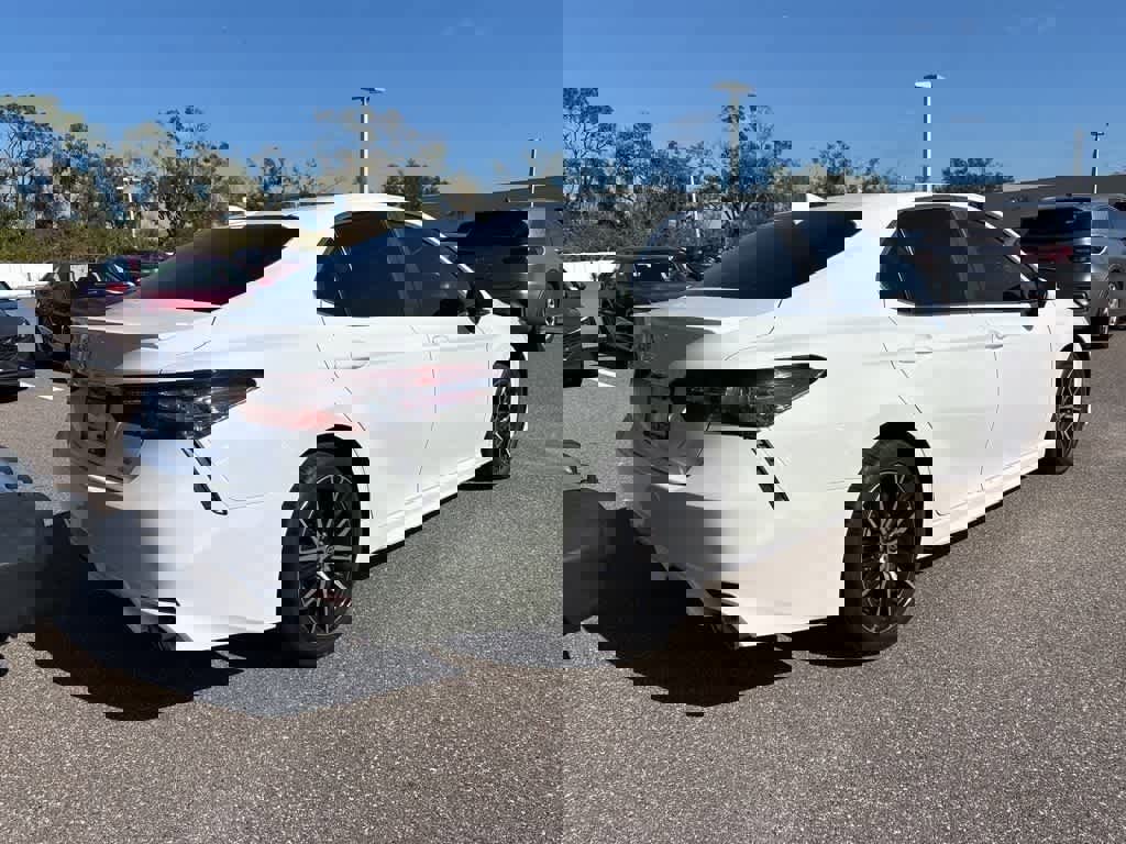 Used 2024 Toyota Camry SE image 3