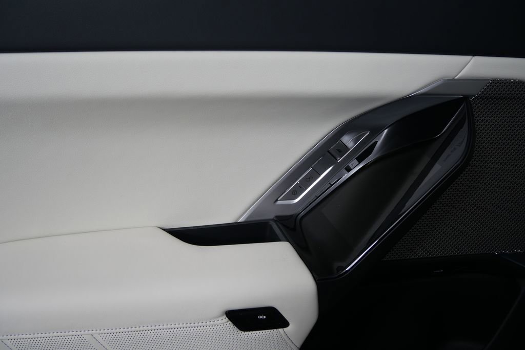 Used 2025 BMW i7 xDrive60 w/ Premium Package image 14