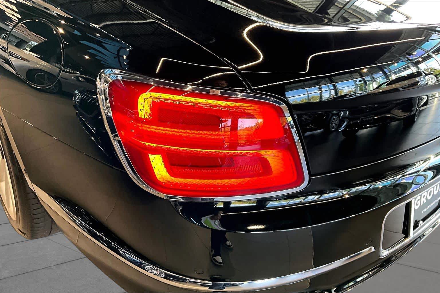 Used 2023 Bentley Flying Spur Plug-In Hybrid AWD/4WD image 28