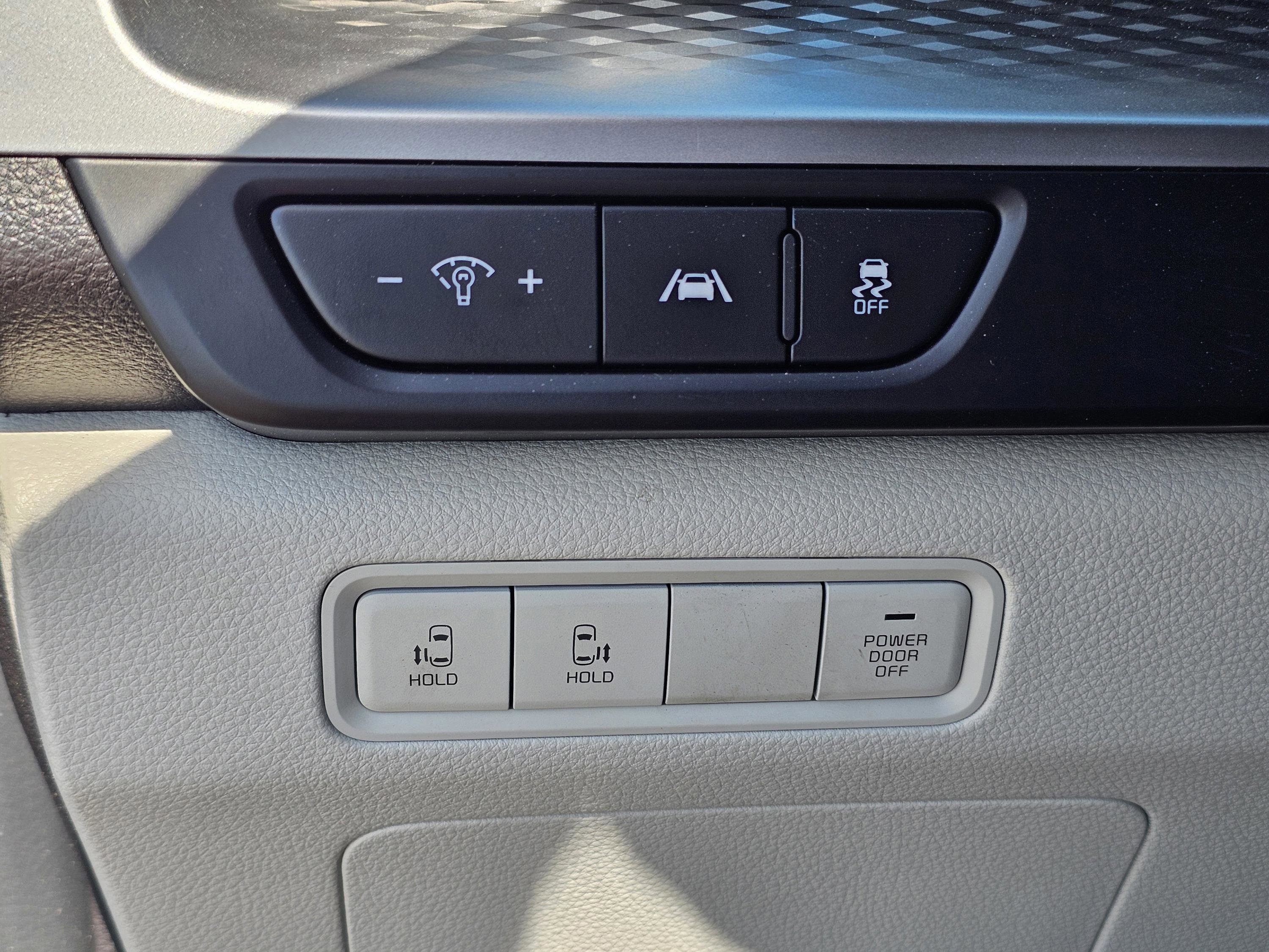 Used 2023 Kia Carnival LX image 18