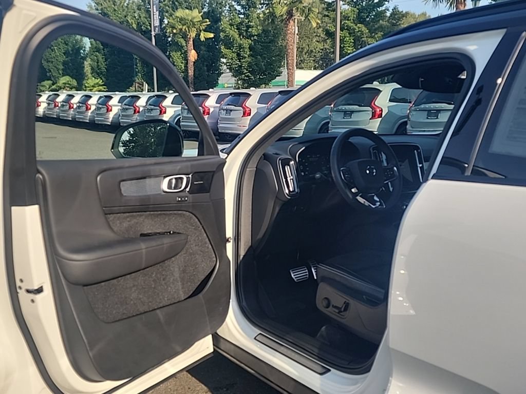 Used 2022 Volvo XC40 T5 R-Design w/ Advanced Package AWD/4WD image 9