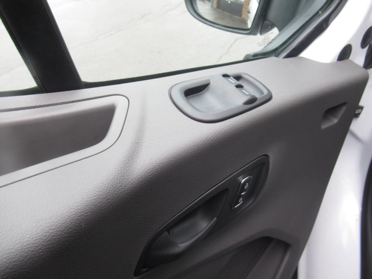 Used 2025 Ford E-Transit 148 Medium Roof image 15