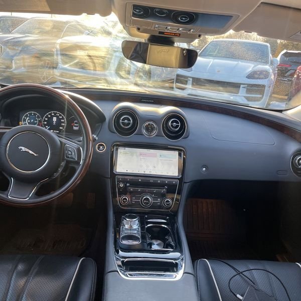 Used 2019 Jaguar XJ R-Sport image 4