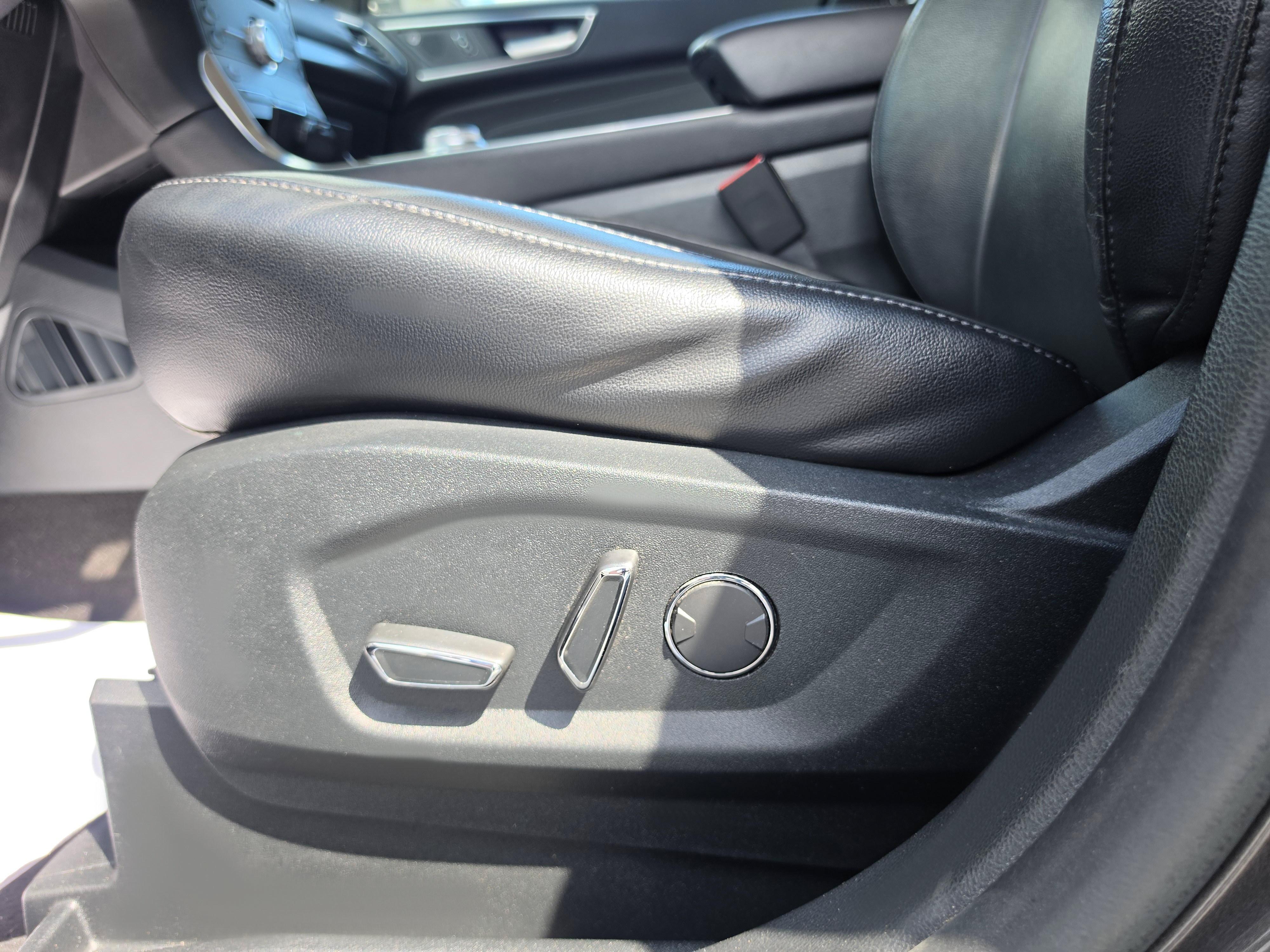 Used 2019 Ford Edge Titanium w/ Cold Weather Package AWD/4WD image 13
