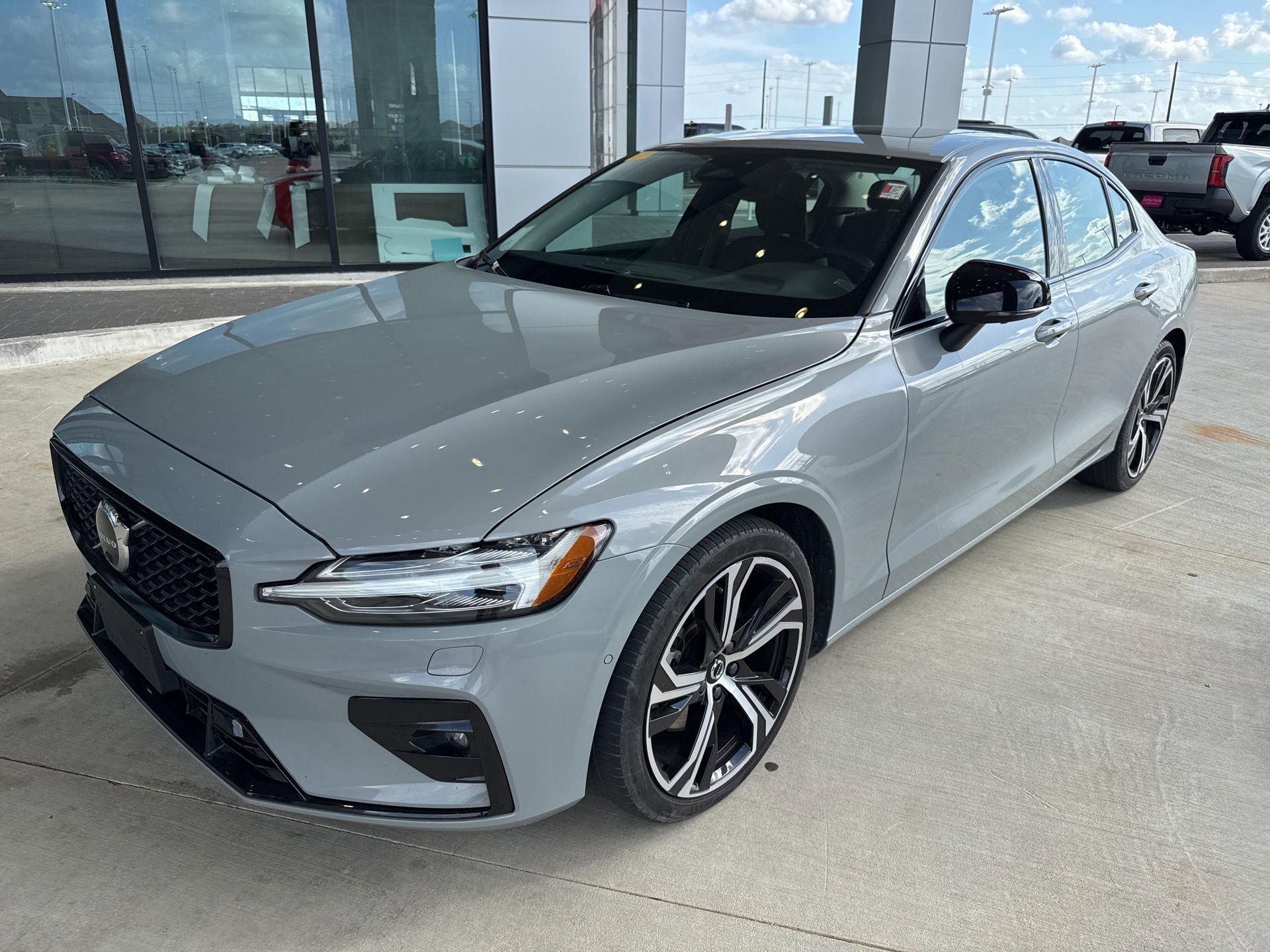 Used 2024 Volvo S60 B5 Plus image 3