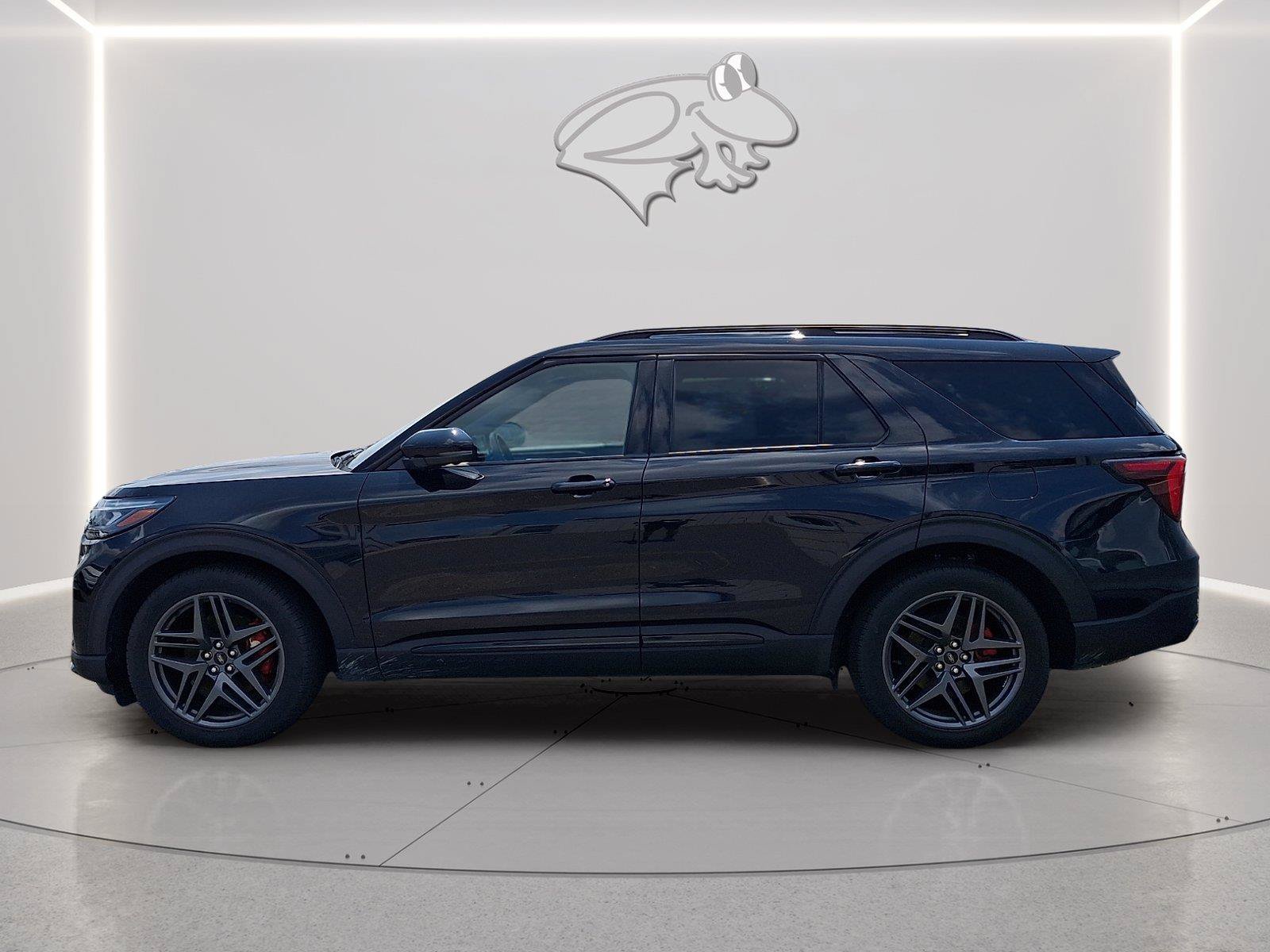 Used 2025 Ford Explorer ST AWD/4WD image 3