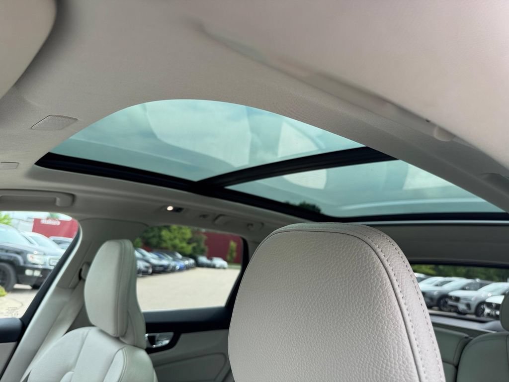 Used 2021 Volvo XC60 T5 Momentum w/ Premium Package FWD image 7