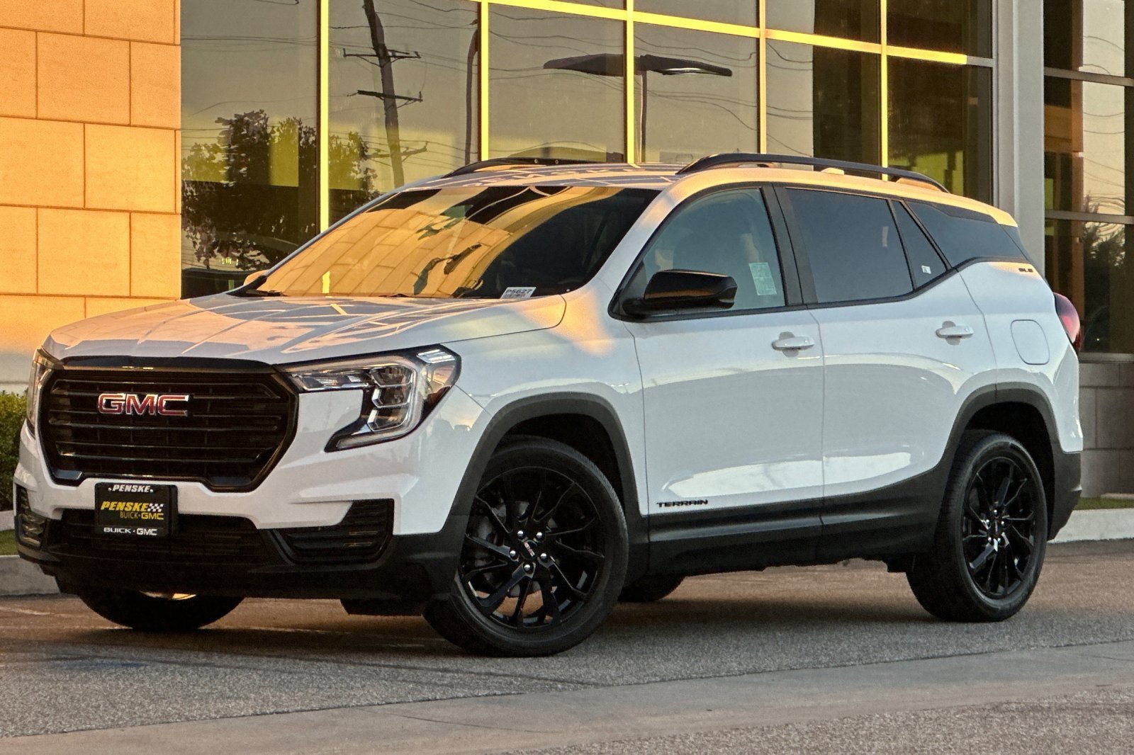 Used 2024 GMC Terrain SLE w/ Elevation Edition image 8