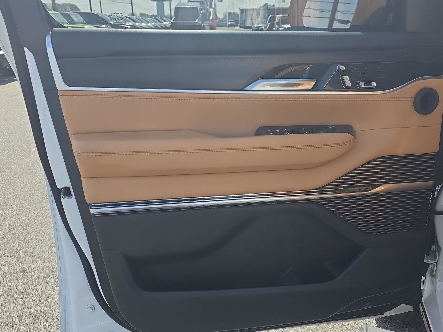 Used 2024 Jeep Grand Wagoneer Series III w/ Rear Seat Video Group 1 AWD/4WD image 10