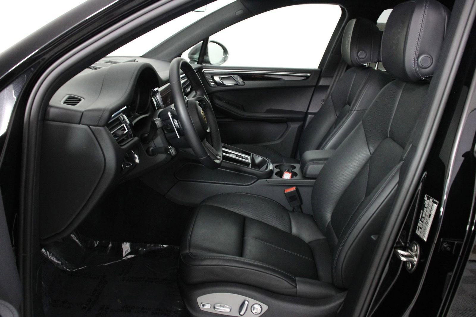 Certified 2025 Porsche Macan Turbo image 5