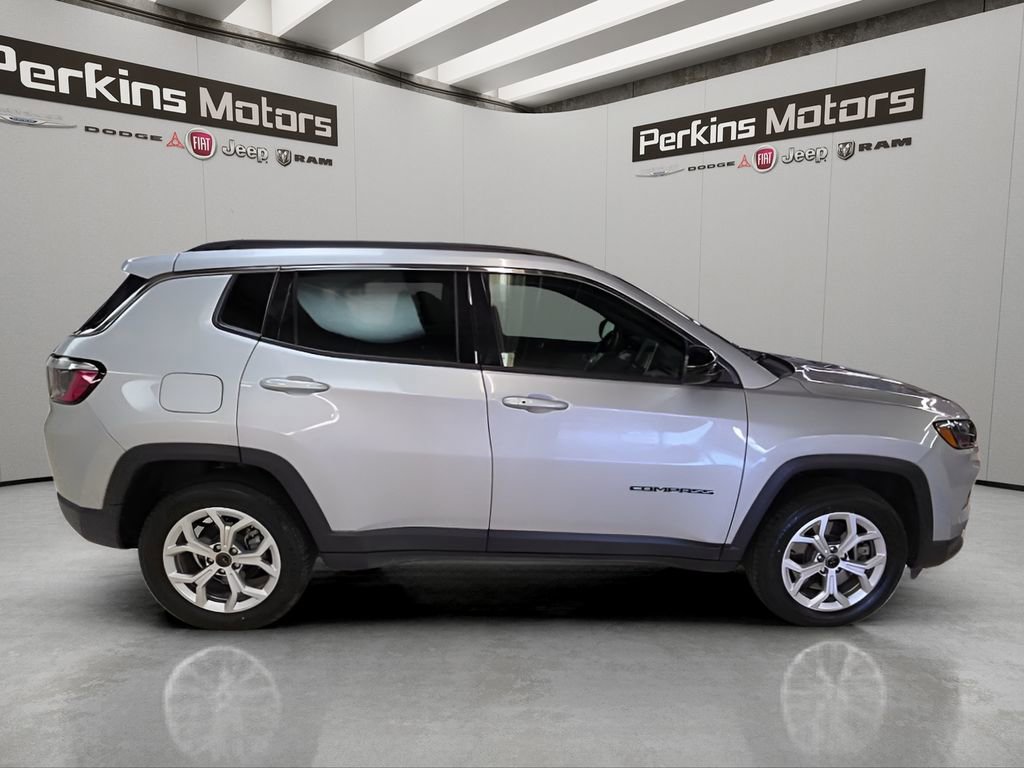 Used 2025 Jeep Compass Latitude AWD/4WD image 6