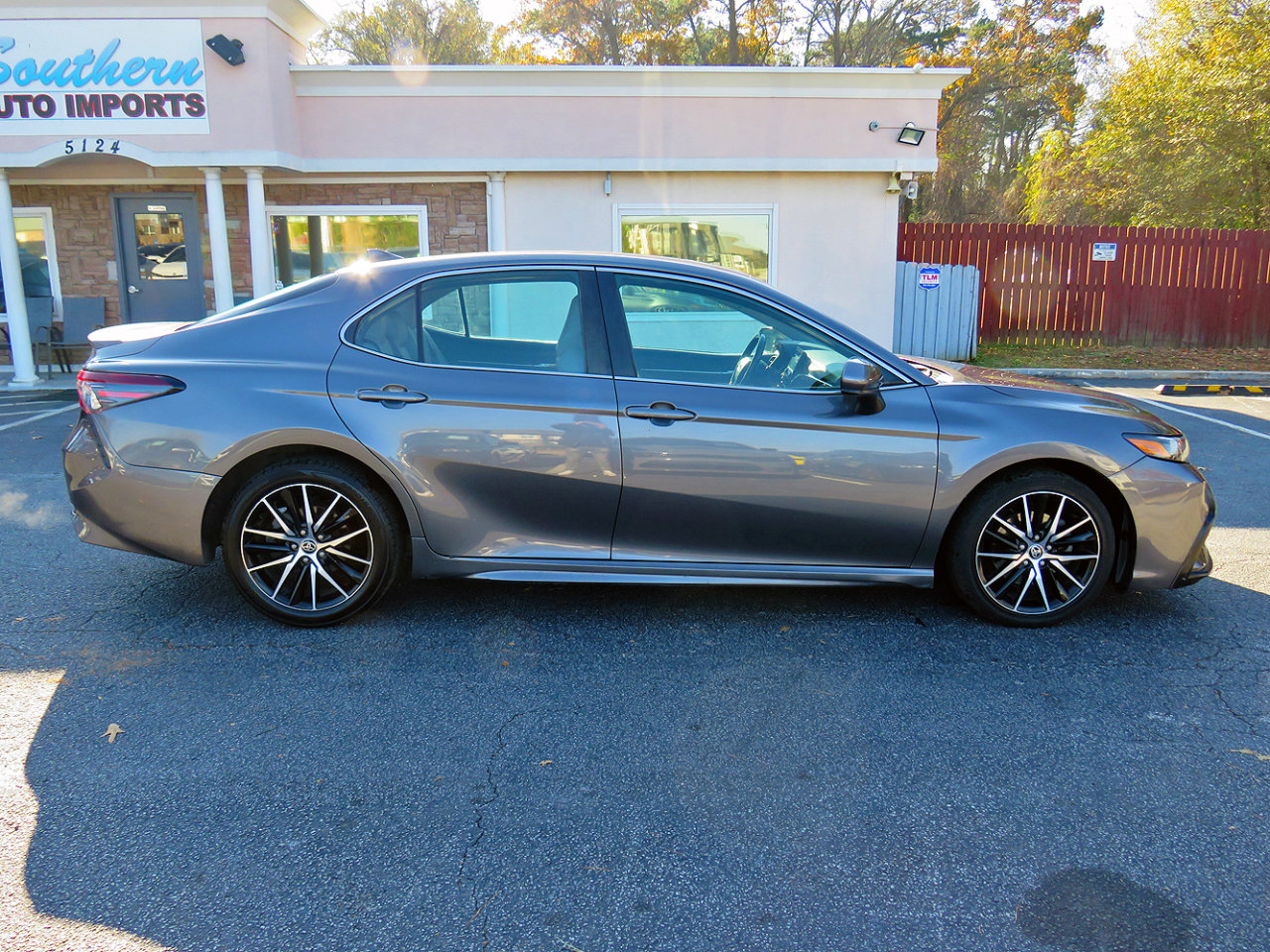 Used 2021 Toyota Camry SE image 6