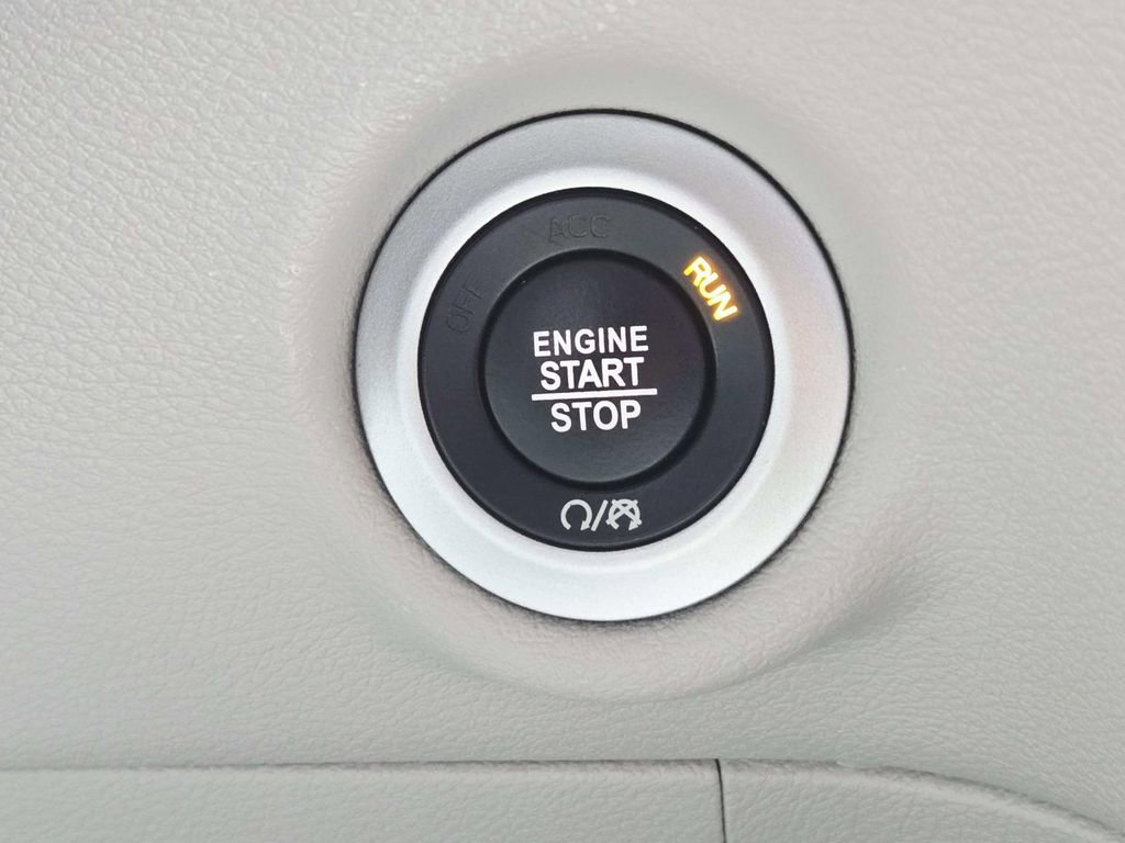 Used 2024 Chrysler Pacifica Touring-L image 33