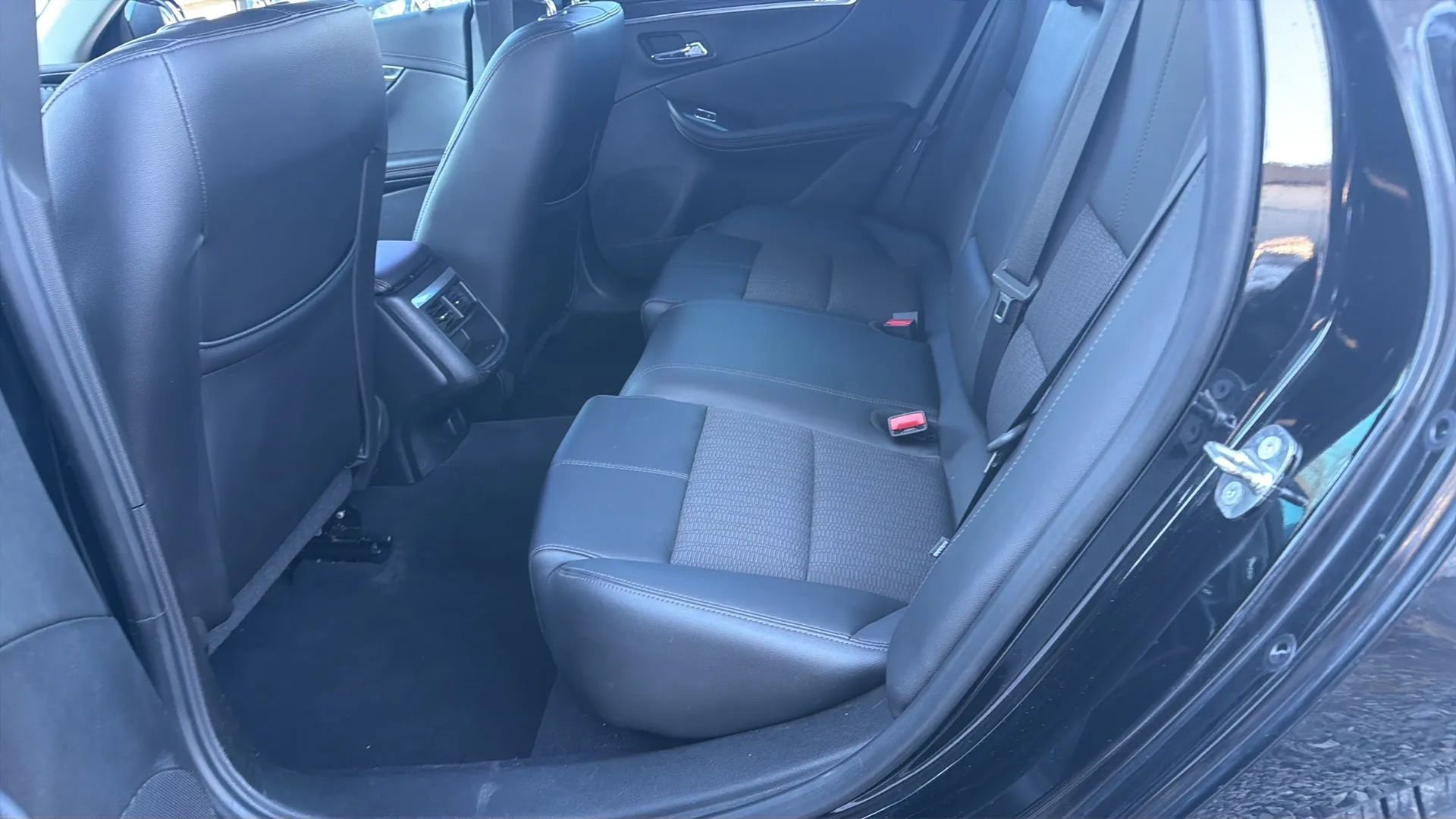 Used 2018 Chevrolet Impala LT image 30