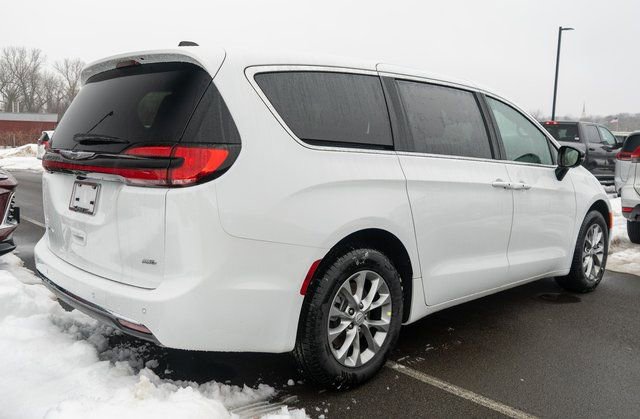 New 2026 Chrysler Pacifica Select image 5
