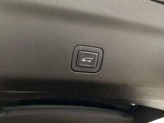 Used 2025 Chevrolet Suburban LT RWD image 10