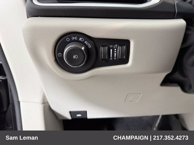 Used 2024 Chrysler Pacifica Touring-L FWD image 14