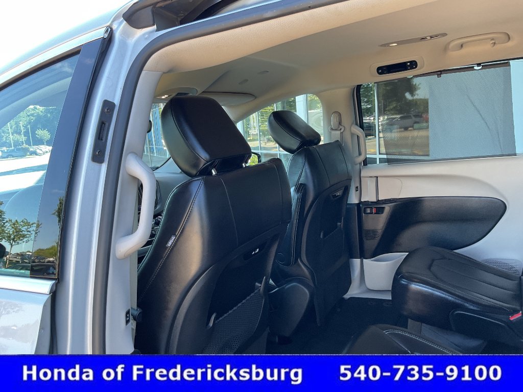 Used 2024 Chrysler Pacifica Touring-L FWD image 27