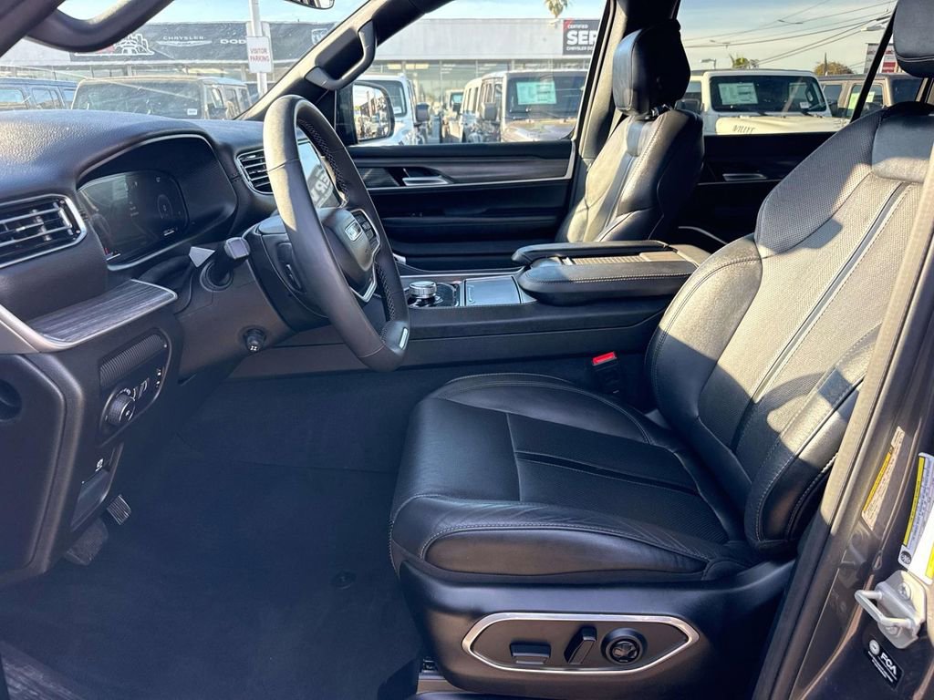 Used 2024 Jeep Wagoneer L Series II w/ Flexible Seating Group RWD image 23