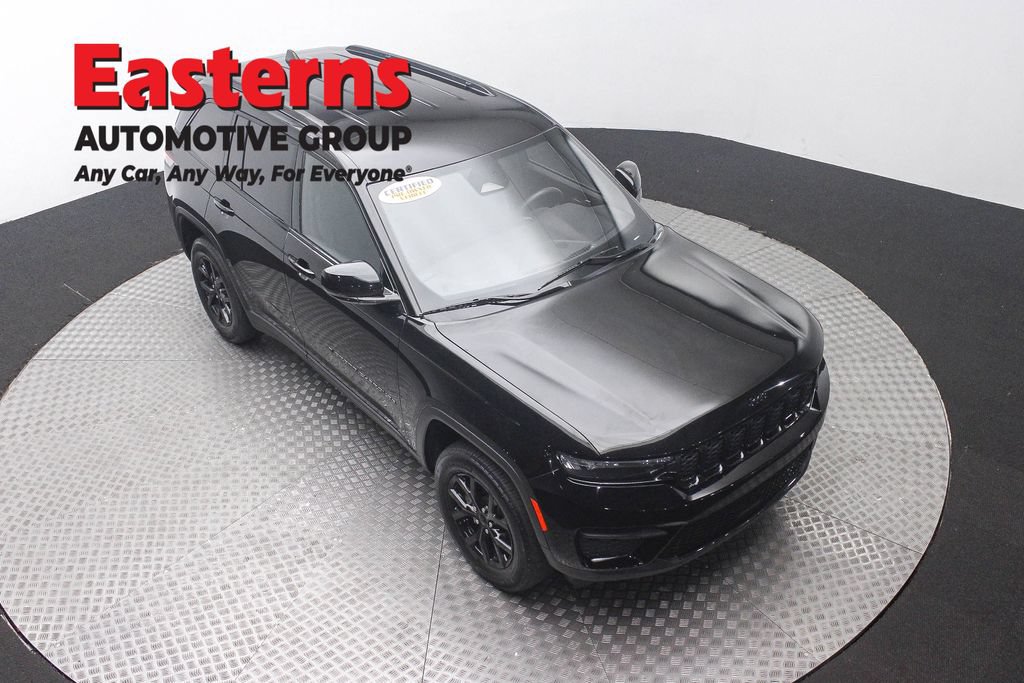 Used 2025 Jeep Grand Cherokee Altitude AWD/4WD image 3
