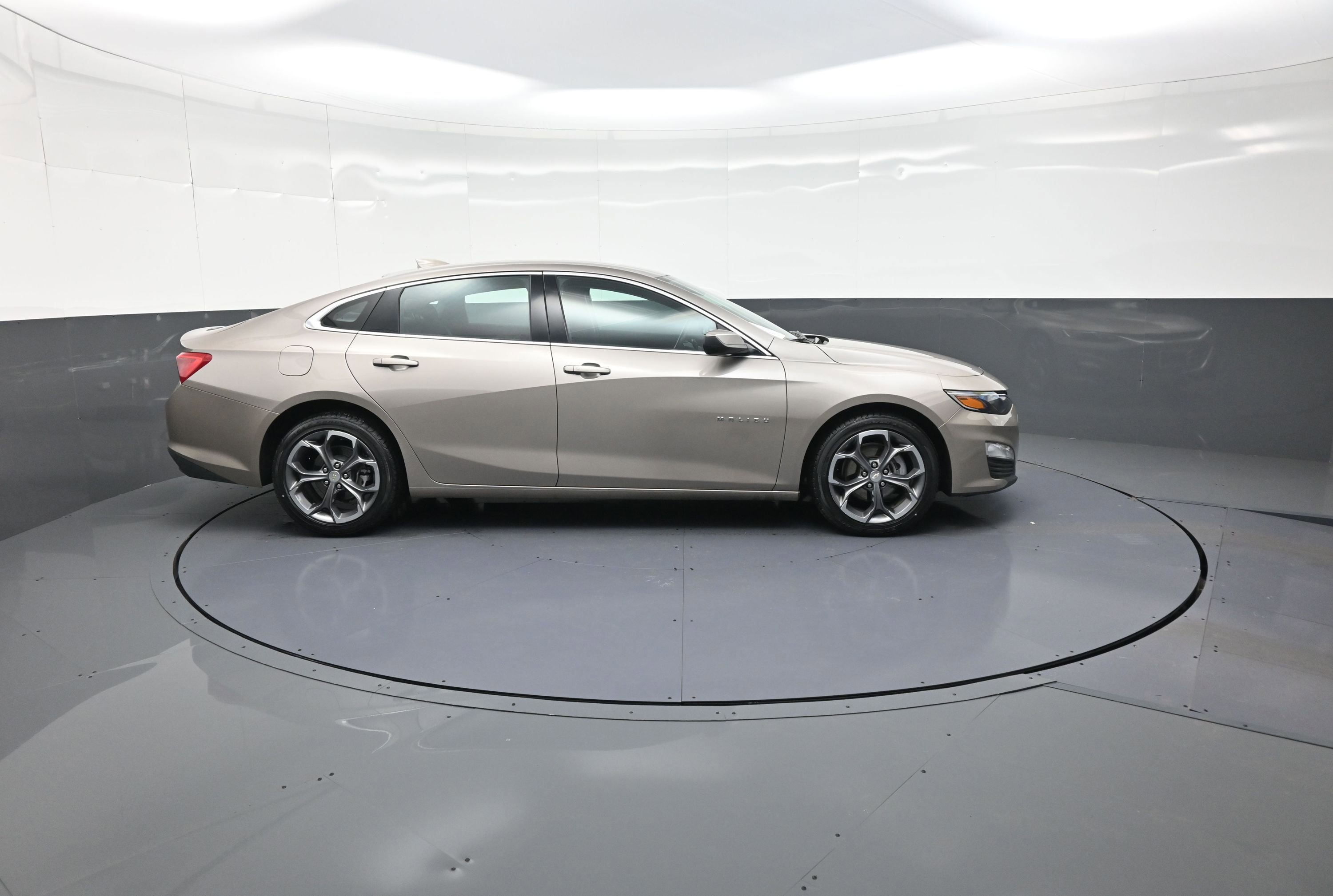 Used 2024 Chevrolet Malibu LT image 2