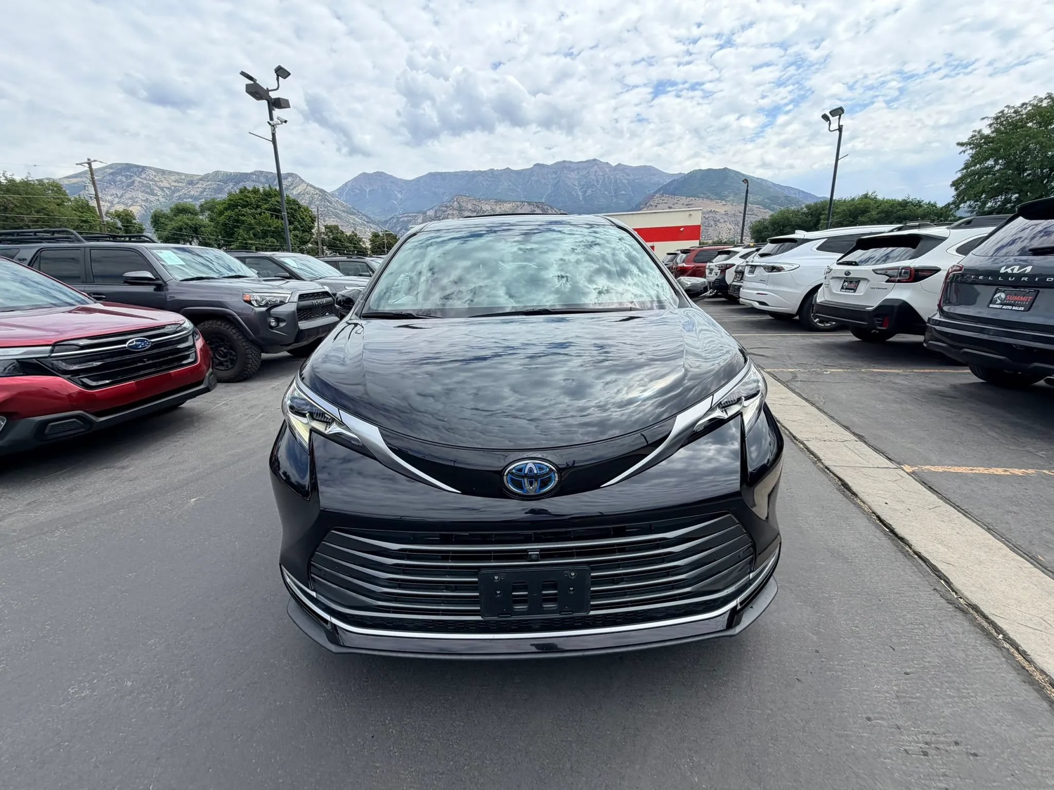 Used 2024 Toyota Sienna Platinum FWD image 9