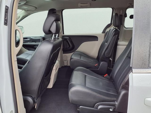 Used 2014 Chrysler Town & Country Touring image 18