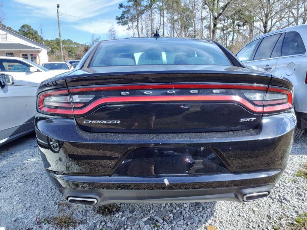 Used 2016 Dodge Charger SXT RWD image 2