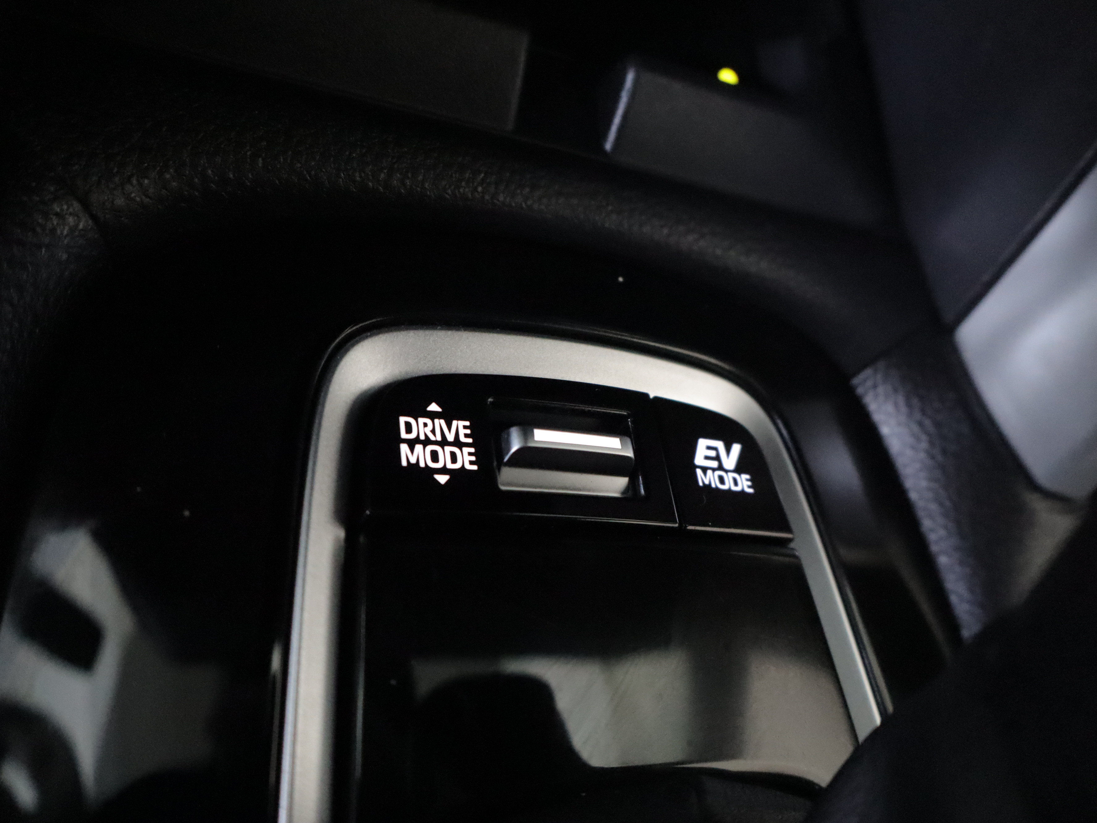 Used 2024 Toyota Corolla Cross AWD Hybrid w/ Convenience Package image 18