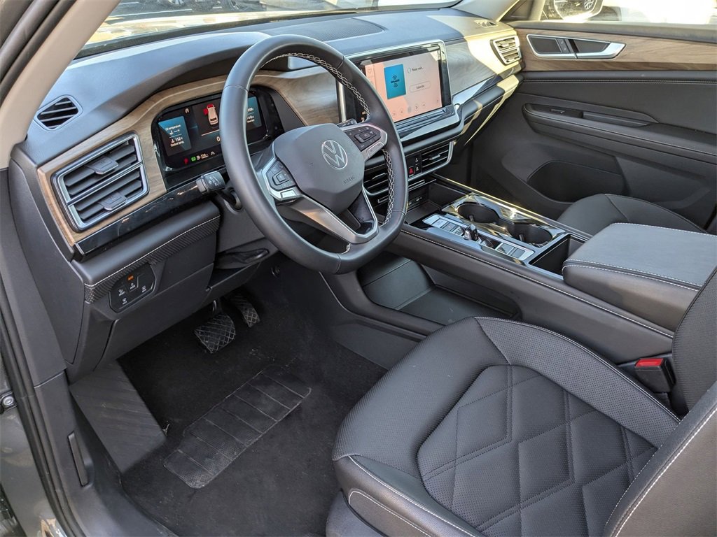 Used 2025 Volkswagen Atlas SE image 17