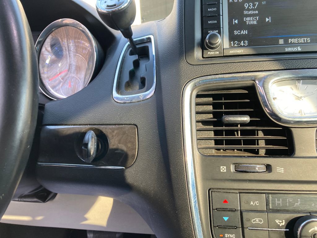 Used 2016 Chrysler Town & Country Touring image 24