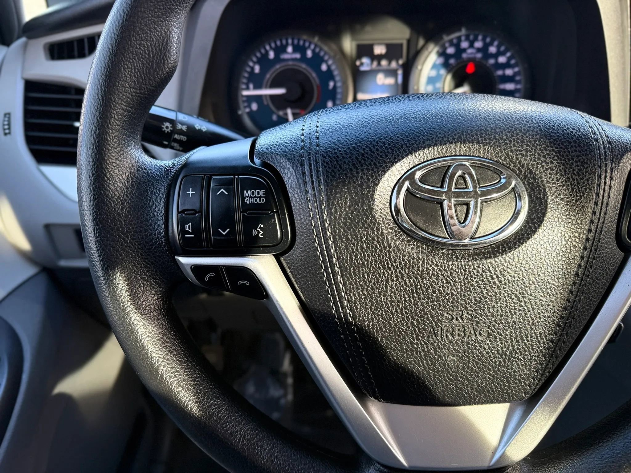 Used 2018 Toyota Sienna LE FWD image 26