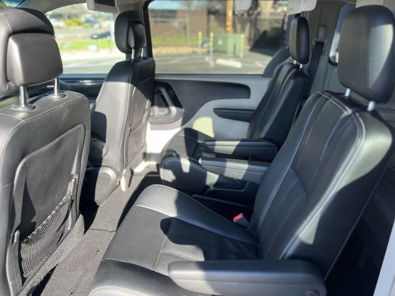 Used 2016 Chrysler Town & Country Touring image 12