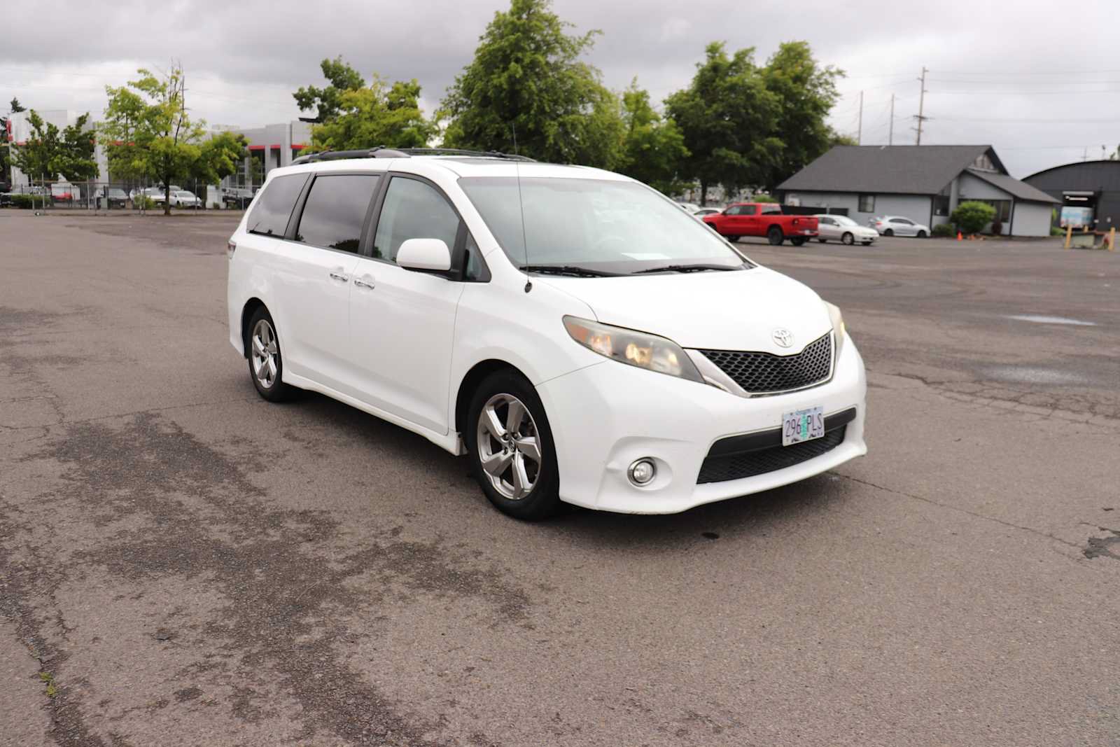 Used 2014 Toyota Sienna SE FWD image 3