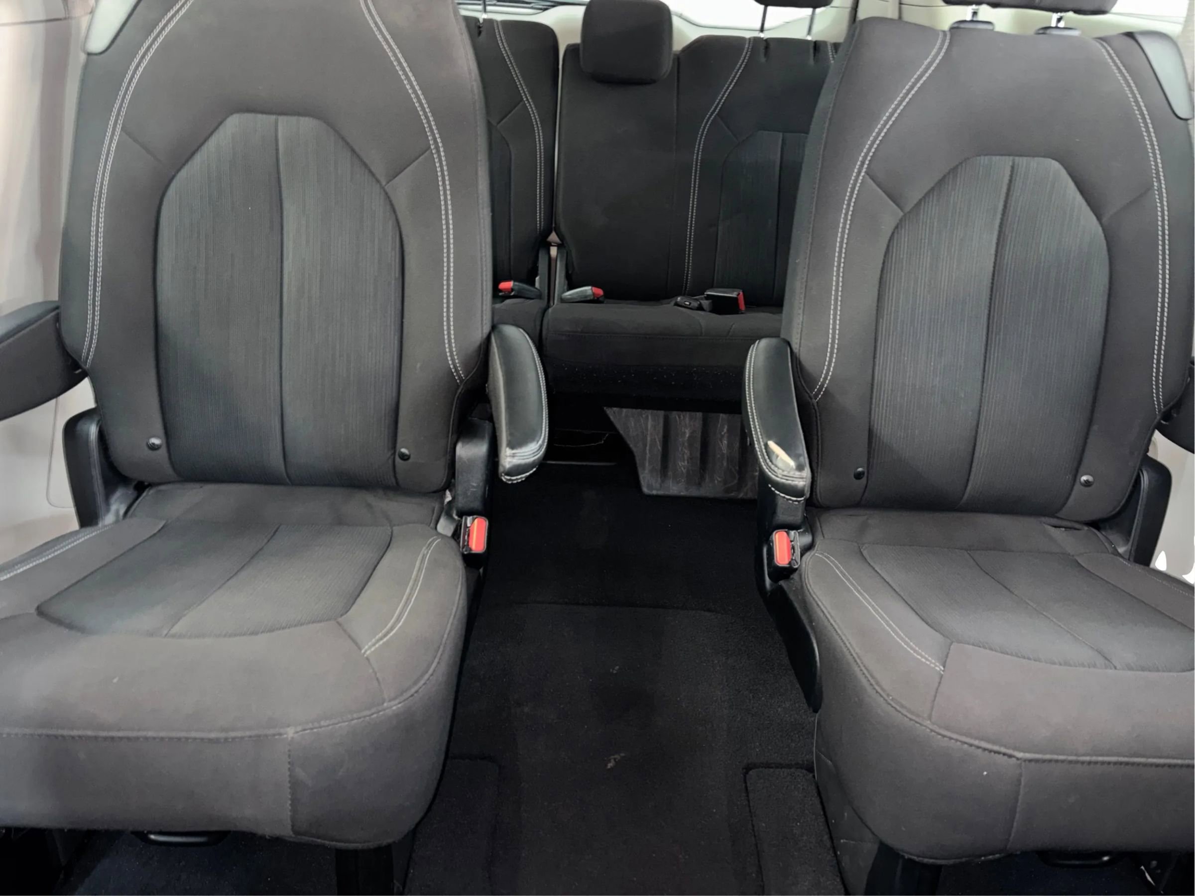 Used 2023 Chrysler Voyager LX image 20