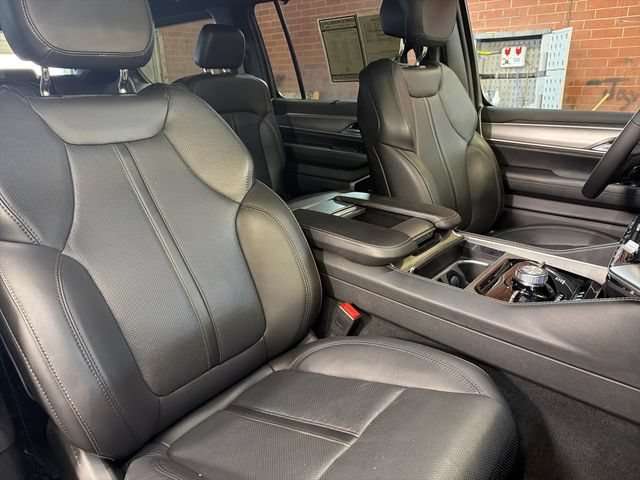 Used 2025 Jeep Wagoneer Series III w/ Premium Group I AWD/4WD image 18