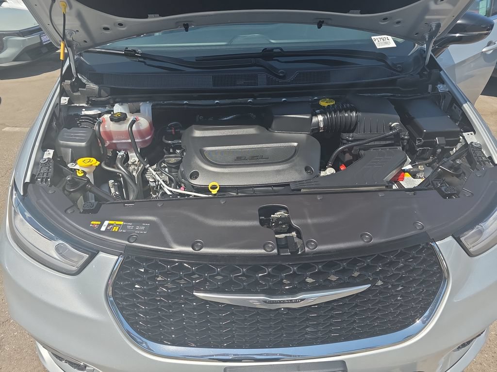 Used 2024 Chrysler Pacifica Touring-L FWD image 19