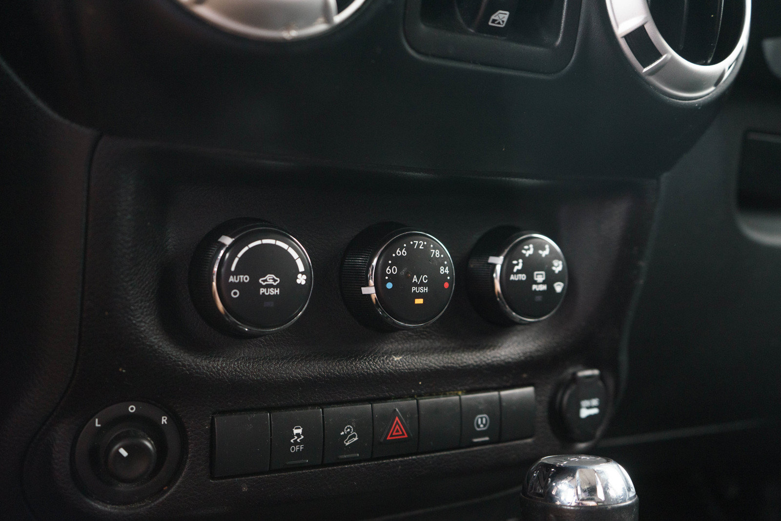 Used 2018 Jeep Wrangler Unlimited Sahara w/ Connectivity Group AWD/4WD image 17