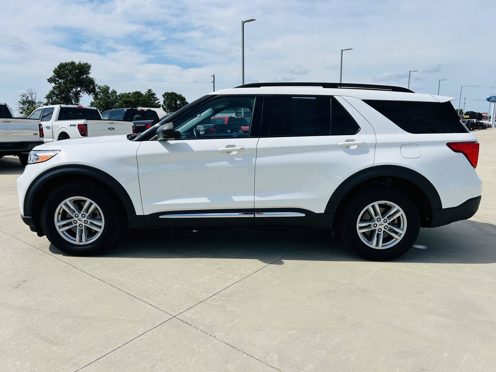 Used 2024 Ford Explorer XLT w/ Equipment Group 202A AWD/4WD image 37