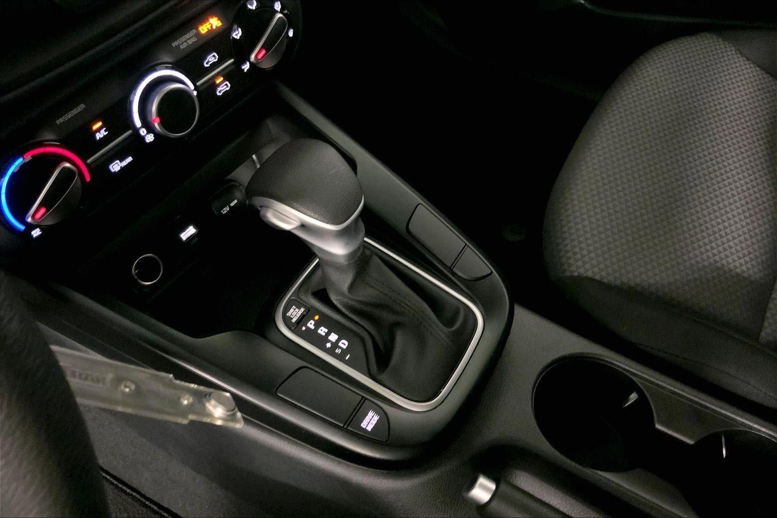 Used 2025 Kia Soul LX w/ LX Technology Package FWD image 17