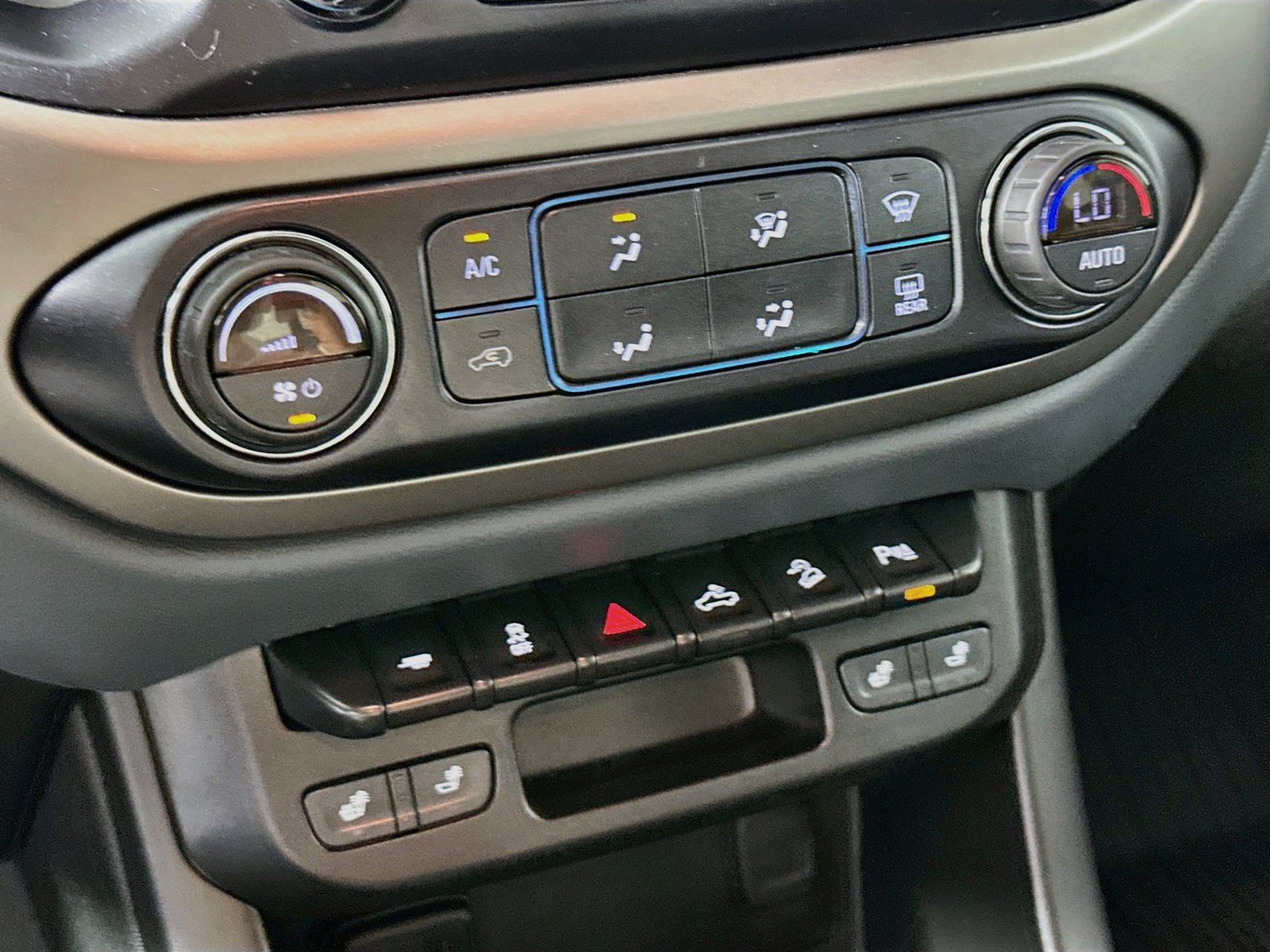 Used 2020 Chevrolet Colorado Z71 w/ Z71 Midnight Edition AWD/4WD image 17